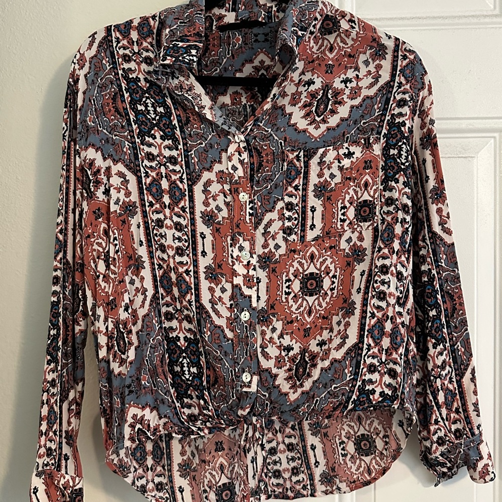 Women’s top with buttons and tie